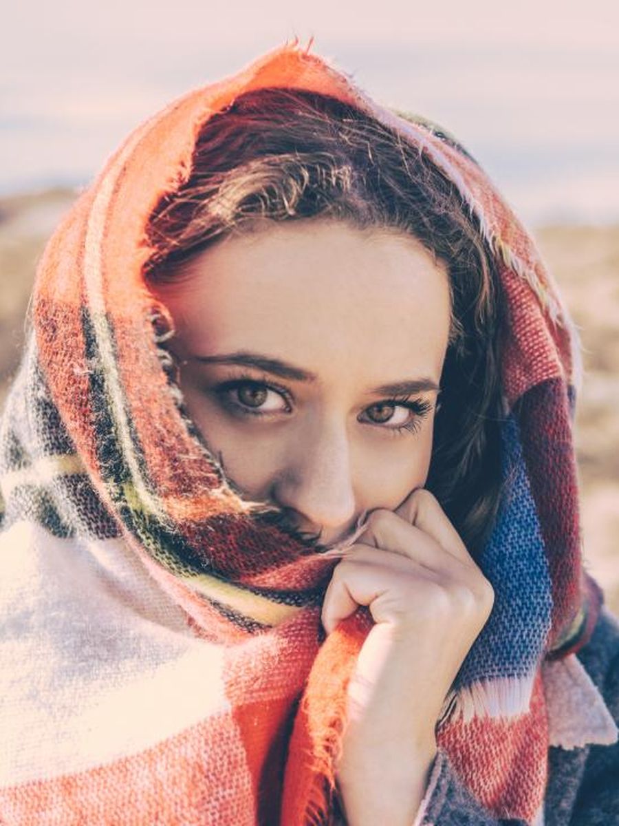 امرأة بوشاح مزخرف